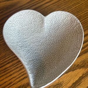 White Heart-Shaped Ceramic Textured Dish by Mariposa & Silver Metal Arrow Spoon